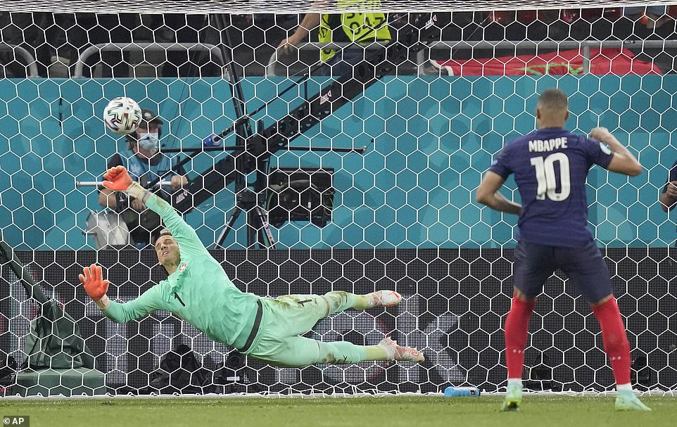 Pháp cay đắng bị loại khỏi Euro: Mbappe chưa thành người hùng đã hóa tội đồ, triệu fan chỉ trích khắp MXH 3 Pháp cay đắng bị loại khỏi Euro: Mbappe chưa thành người hùng đã hóa tội đồ, triệu fan chỉ trích khắp MXH 3