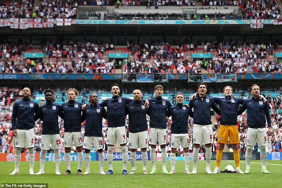 Anh lọt vào tứ kết Euro: David Beckham bừng sáng cả khán đài, bé gái fan Đức khóc nức nở vì thua cuộc 1 Anh lọt vào tứ kết Euro: David Beckham bừng sáng cả khán đài, bé gái fan Đức khóc nức nở vì thua cuộc 1