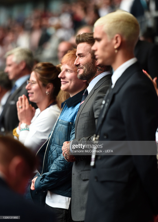 Anh lọt vào tứ kết Euro: David Beckham bừng sáng cả khán đài, bé gái fan Đức khóc nức nở vì thua cuộc 8 Anh lọt vào tứ kết Euro: David Beckham bừng sáng cả khán đài, bé gái fan Đức khóc nức nở vì thua cuộc 8