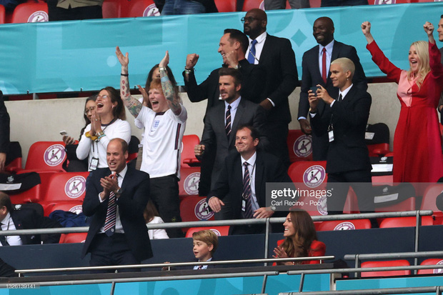 Anh lọt vào tứ kết Euro: David Beckham bừng sáng cả khán đài, bé gái fan Đức khóc nức nở vì thua cuộc 7 Anh lọt vào tứ kết Euro: David Beckham bừng sáng cả khán đài, bé gái fan Đức khóc nức nở vì thua cuộc 7