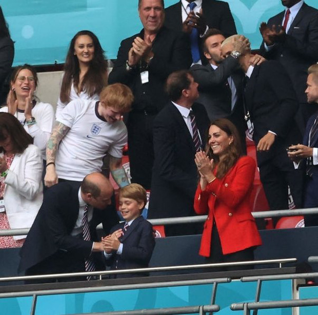 Anh lọt vào tứ kết Euro: David Beckham bừng sáng cả khán đài, bé gái fan Đức khóc nức nở vì thua cuộc 6 Anh lọt vào tứ kết Euro: David Beckham bừng sáng cả khán đài, bé gái fan Đức khóc nức nở vì thua cuộc 6