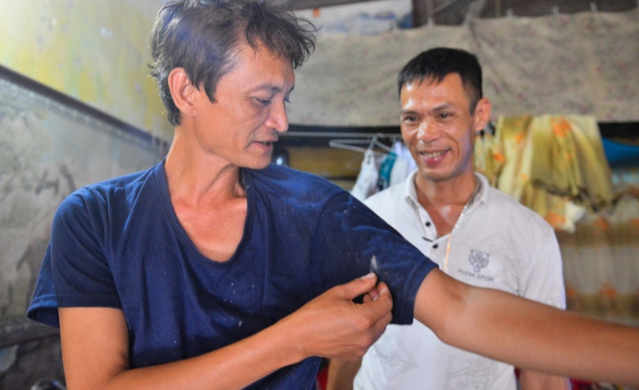 'Người hùng' đỡ cháu bé rơi từ tầng 2 ở Nam Định: 'Nếu cháu bé nhận làm bố nuôi, tôi rất sẵn lòng' 4 'Người hùng' đỡ cháu bé rơi từ tầng 2 ở Nam Định: 'Nếu cháu bé nhận làm bố nuôi, tôi rất sẵn lòng' 4