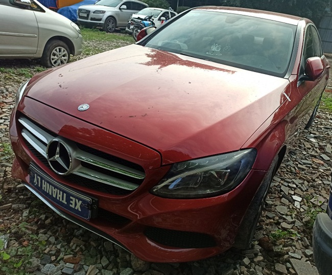 Xe 'mùa Euro' thanh lý: Mercedes E300 vứt xó, Kia Morning xước quanh xe được ngân hàng rao bán giá giật mình 4