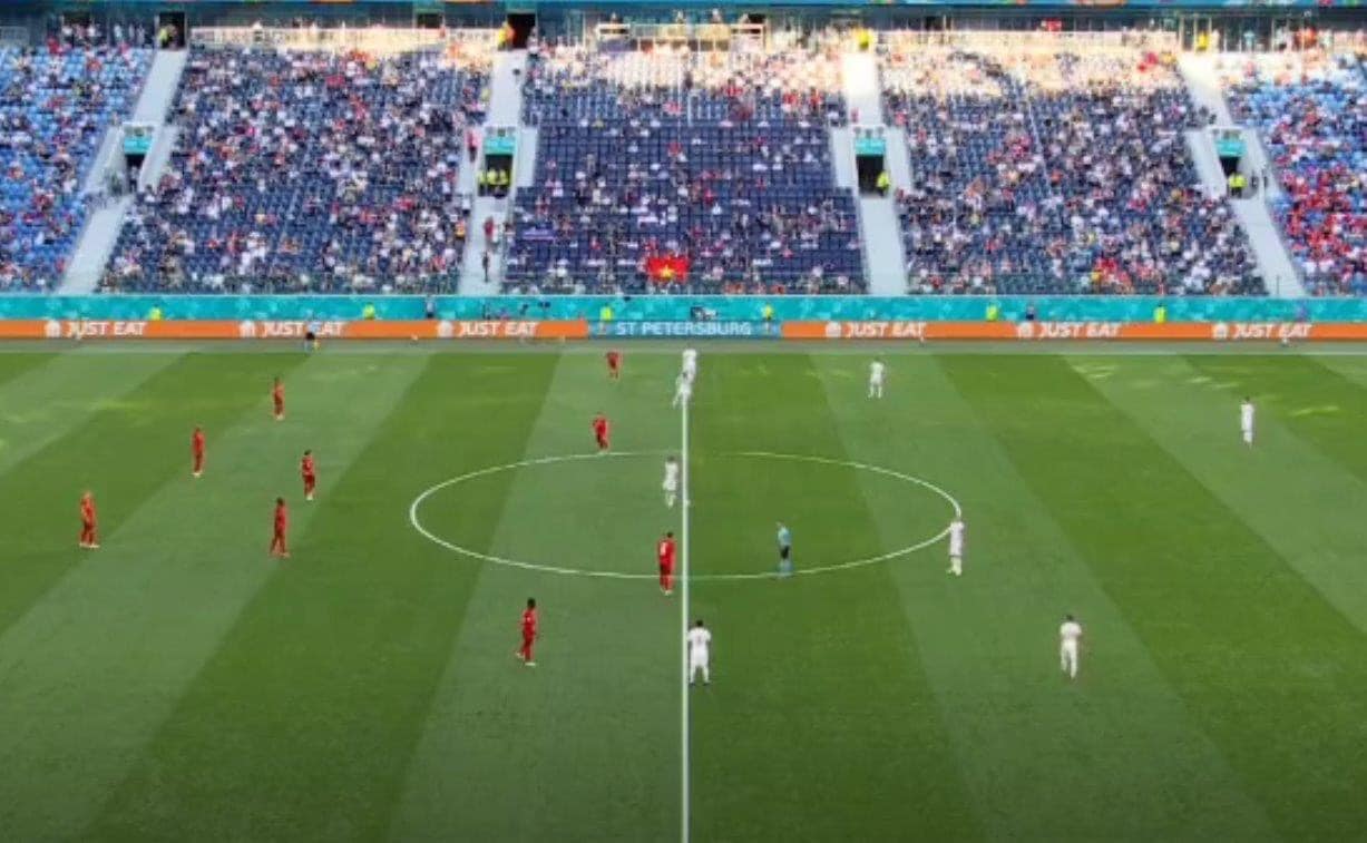 Biến khán đài Euro như SVĐ Mỹ Đình, lá cờ Việt Nam trở thành 'hot trend' được CĐV nước ngoài choáng ngợp - Ảnh 2