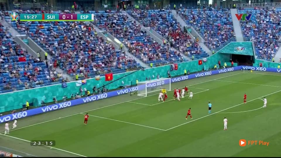 Biến khán đài Euro như SVĐ Mỹ Đình, lá cờ Việt Nam trở thành 'hot trend' được CĐV nước ngoài choáng ngợp - Ảnh 3