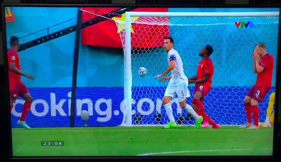 Biến khán đài Euro như SVĐ Mỹ Đình, lá cờ Việt Nam trở thành 'hot trend' được CĐV nước ngoài choáng ngợp - Ảnh 4