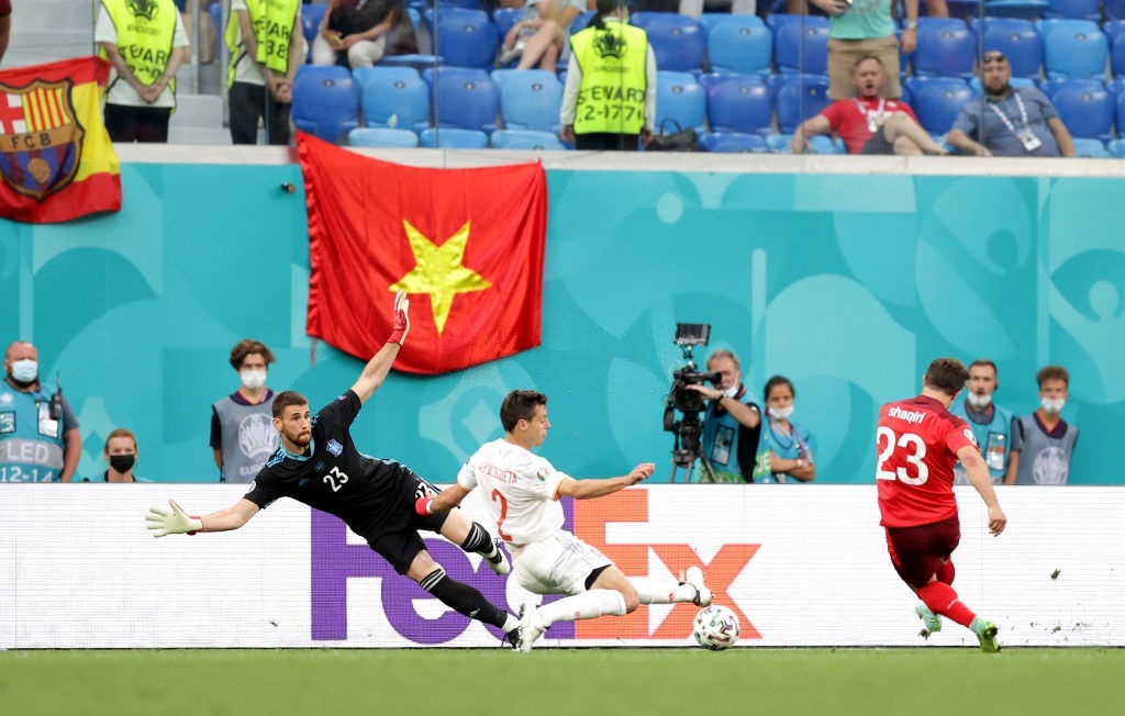 Biến khán đài Euro như SVĐ Mỹ Đình, lá cờ Việt Nam trở thành 'hot trend' được CĐV nước ngoài choáng ngợp - ảnh 1