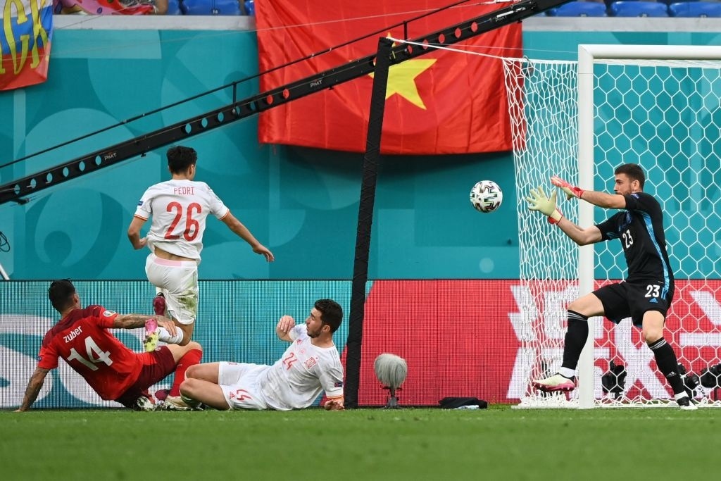 Biến khán đài Euro như SVĐ Mỹ Đình, lá cờ Việt Nam trở thành 'hot trend' được CĐV nước ngoài choáng ngợp - Ảnh 5