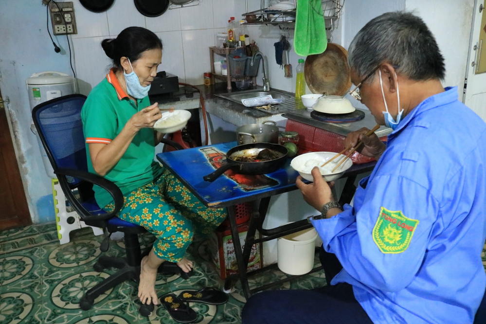 Bác bảo vệ mất việc vì dịch, gạt bỏ tự trọng để đi ăn xin: Bật khóc nức nở vì được mạnh thường quân cứu giúp 5 Bác bảo vệ mất việc vì dịch, gạt bỏ tự trọng để đi ăn xin: Bật khóc nức nở vì được mạnh thường quân cứu giúp 5