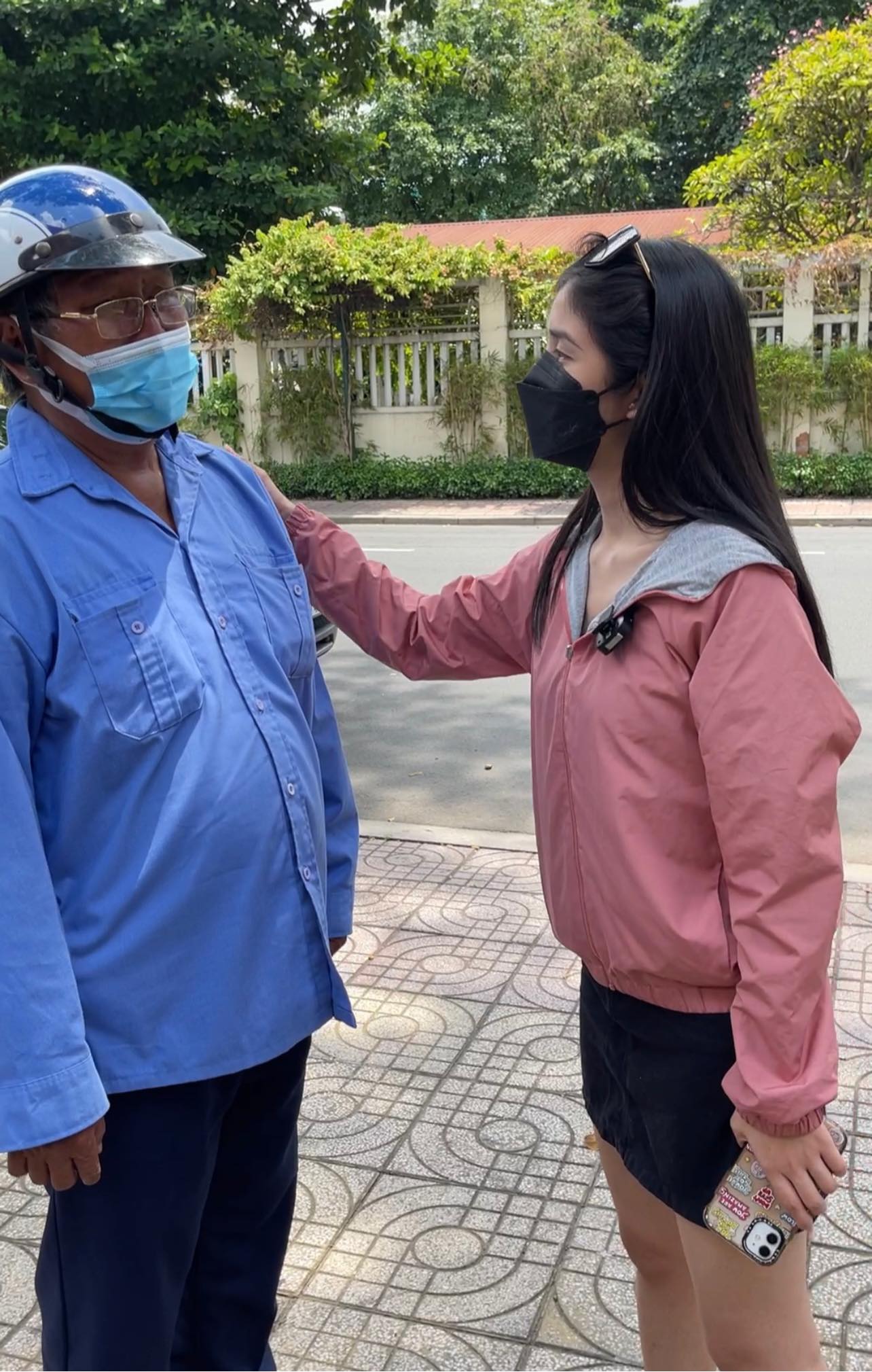 Bác bảo vệ mất việc vì dịch, gạt bỏ tự trọng để đi ăn xin: Bật khóc nức nở vì được mạnh thường quân cứu giúp 8 Bác bảo vệ mất việc vì dịch, gạt bỏ tự trọng để đi ăn xin: Bật khóc nức nở vì được mạnh thường quân cứu giúp 8