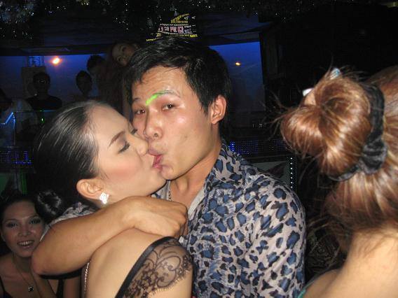 Vũ Khắc Tiệp lộ khoảnh khắc đặt bàn tay hư lên vùng nhạy cảm của Ngọc Trinh - Ảnh 7 Vũ Khắc Tiệp lộ khoảnh khắc đặt bàn tay hư lên vùng nhạy cảm của Ngọc Trinh - Ảnh 7