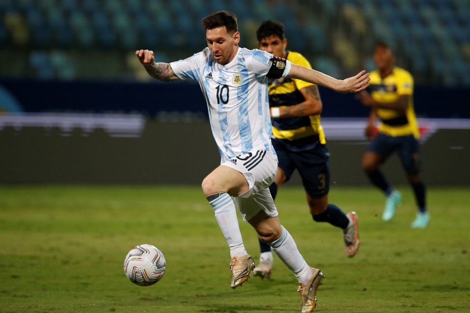 Copa America 2021 như 'ao làng' V.League: Messi đá ở 'ruộng cày', phạm lỗi thô bạo đến câu giờ có đủ cả - Ảnh 1