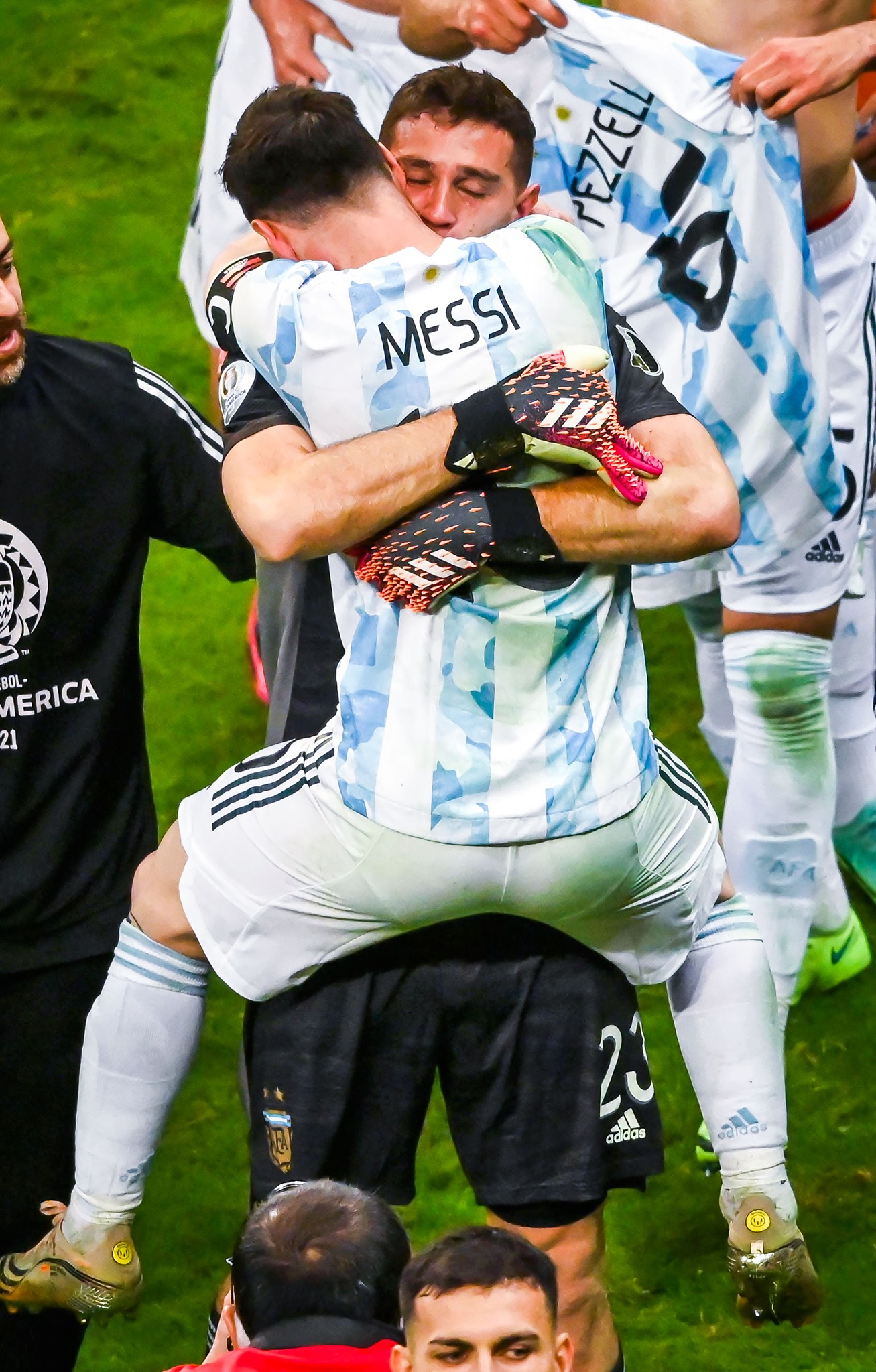 Messi chân rớm máu, gặp chấn thương vẫn cố gồng gánh Argentina vào chung kết Copa America  6