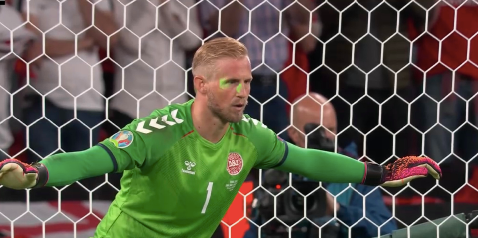 Thủ thành Kasper Schmeichel bị CĐV đội tuyển Anh chiếu laser vào mặt. Thủ thành Kasper Schmeichel bị CĐV đội tuyển Anh chiếu laser vào mặt.