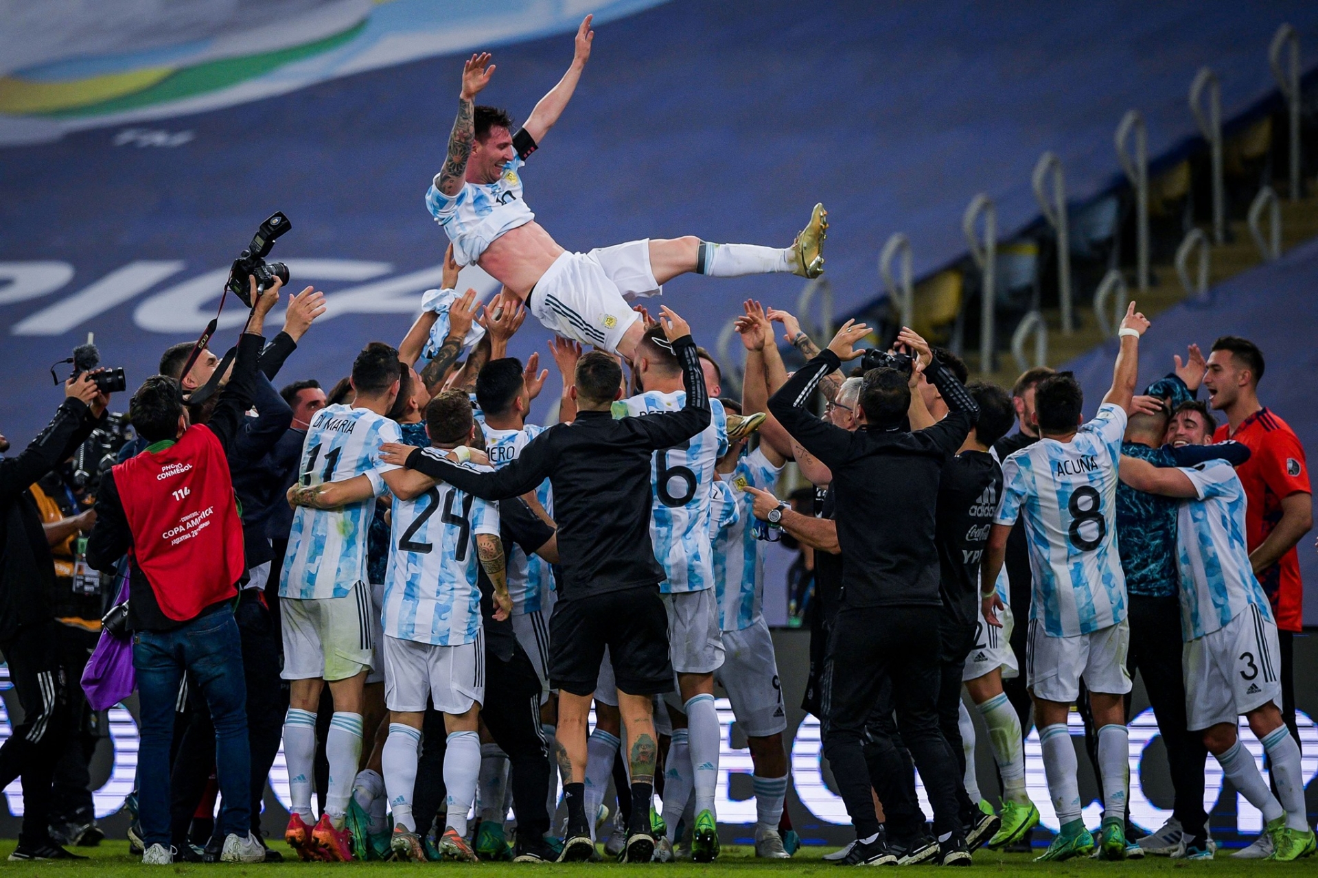 Argentina vô địch Copa Ameria 2021, Messi gọi điện ngay cho vợ báo tin vui 7