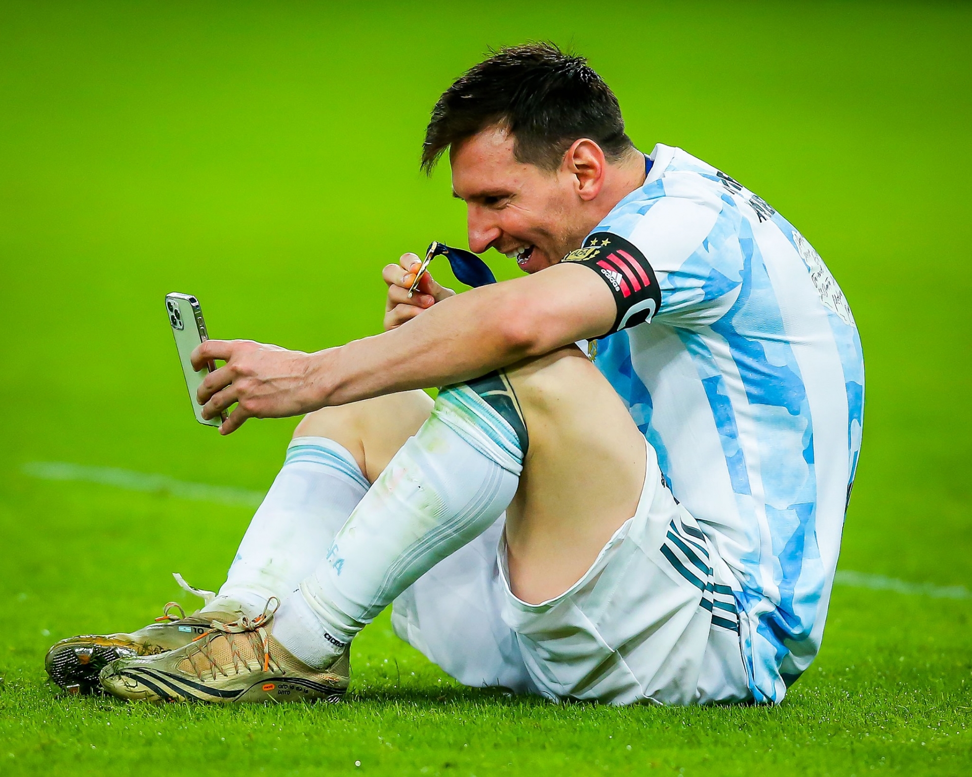 Argentina vô địch Copa Ameria 2021, Messi gọi điện ngay cho vợ báo tin vui 12