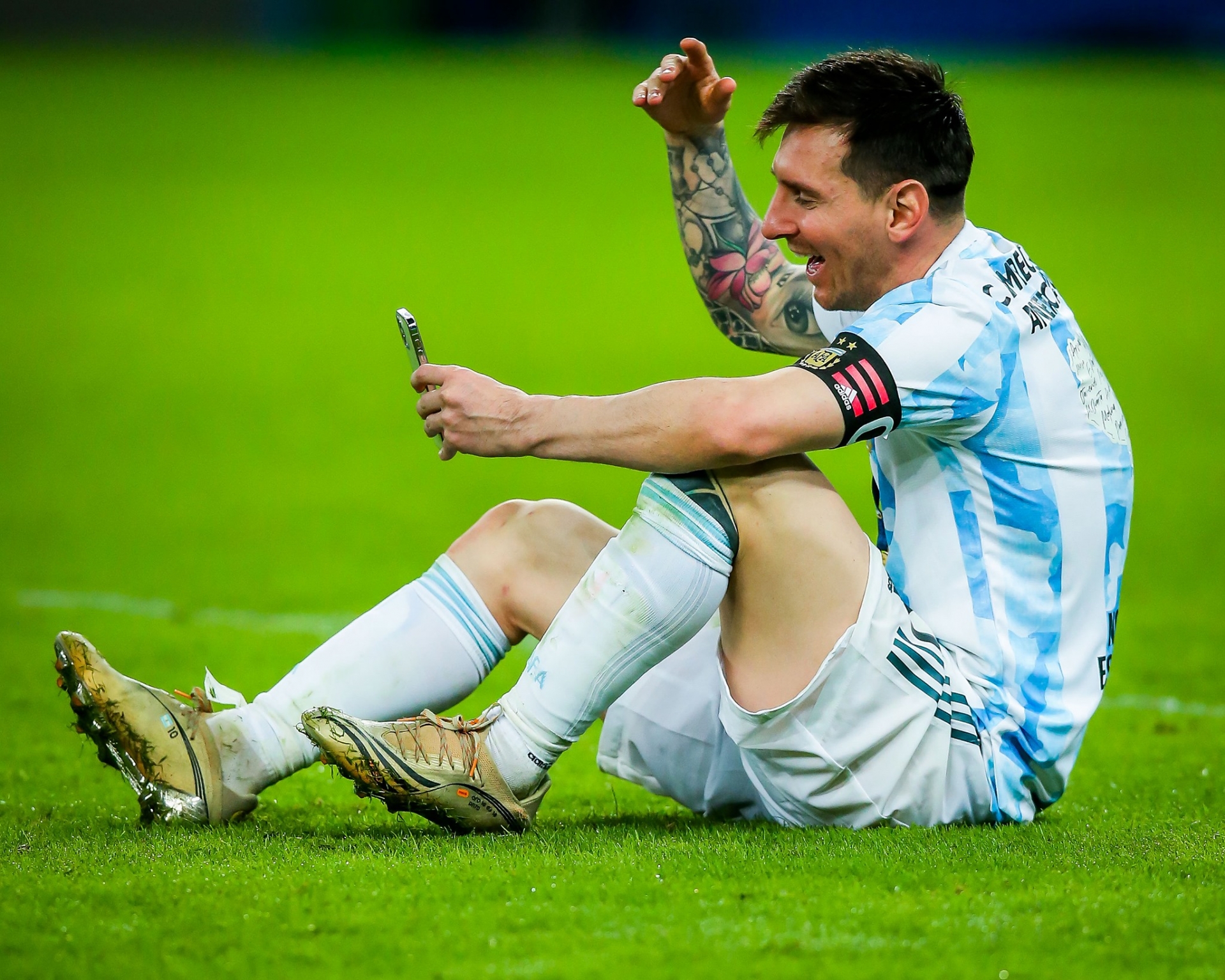 Argentina vô địch Copa Ameria 2021, Messi gọi điện ngay cho vợ báo tin vui 10 Argentina vô địch Copa Ameria 2021, Messi gọi điện ngay cho vợ báo tin vui 10