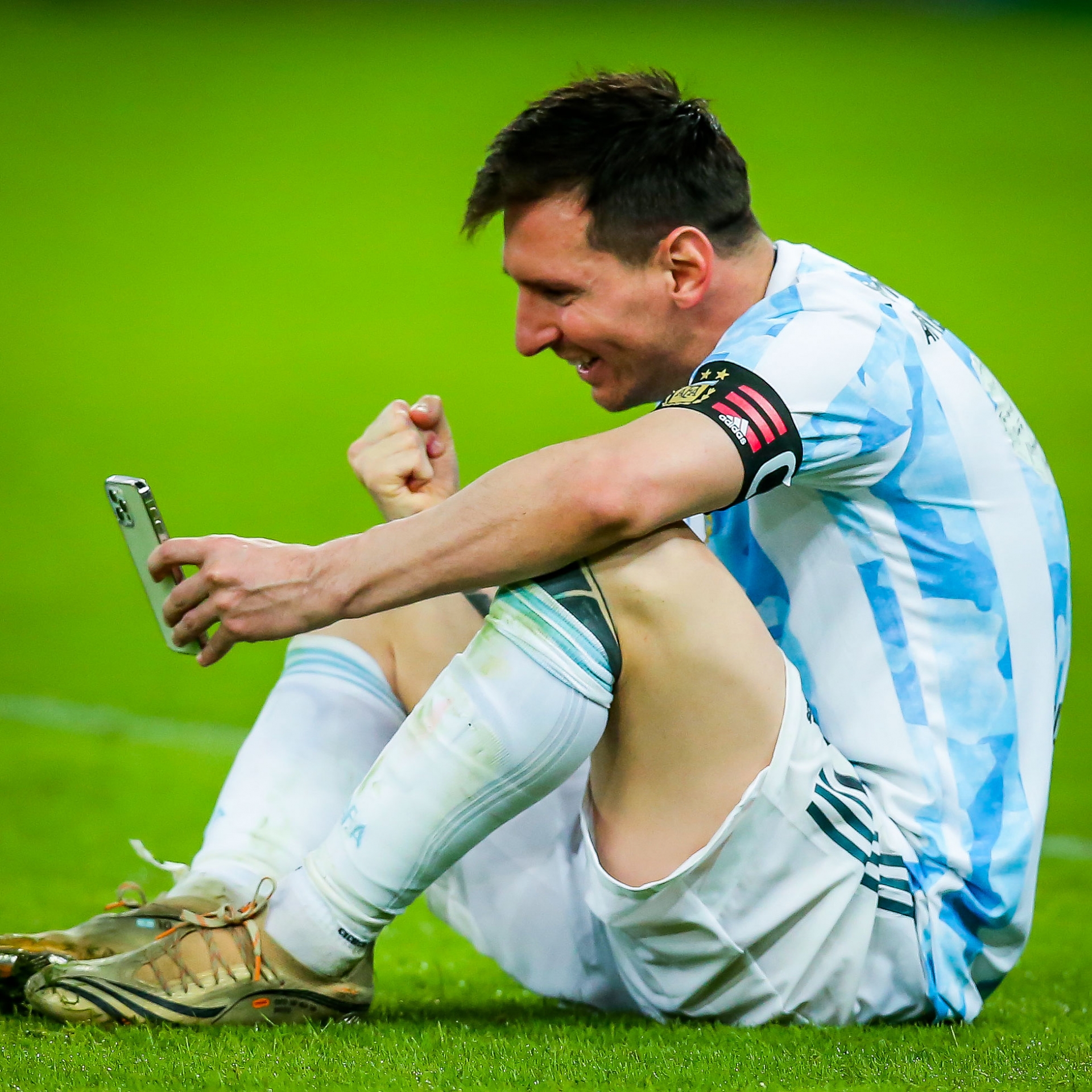 Argentina vô địch Copa Ameria 2021, Messi gọi điện ngay cho vợ báo tin vui 9