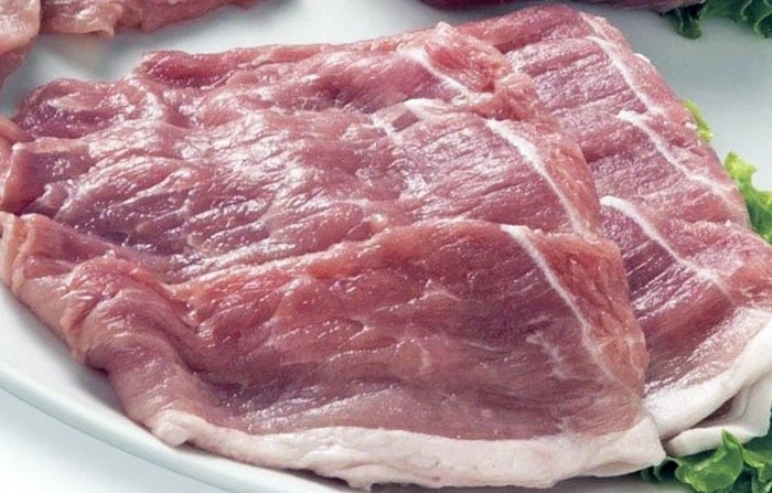 Rửa thịt lợn với nước thường rất khó sạch, dùng thứ nước này mọi bụi bẩn trôi hết lại vừa thơm ngon 1
