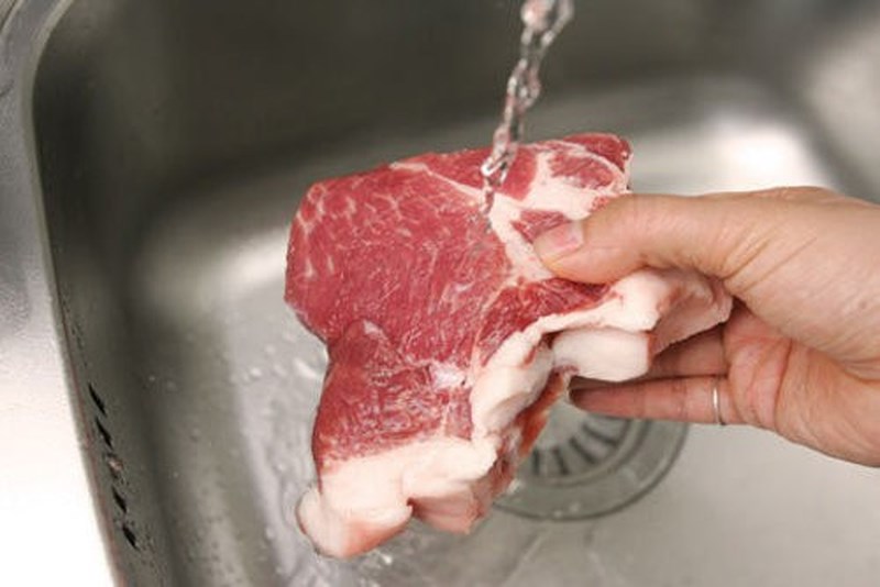Rửa thịt lợn với nước thường rất khó sạch, dùng thứ nước này mọi bụi bẩn trôi hết lại vừa thơm ngon 2
