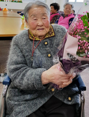 HLV Park Hang-seo về quê thăm mẹ già trăm tuổi sau khi chịu tang bố vợ 5
