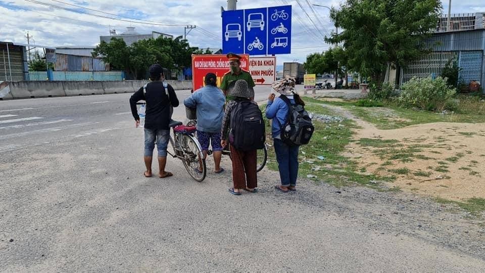 4 mẹ con đạp xe từ Đồng Nai về Nghệ An vì dịch: Đôi chân nhỏ bé phải vượt hơn 1000 cây số để về nhà 1