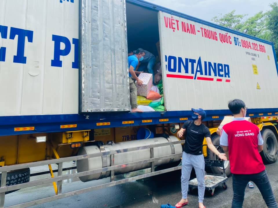 Ca sĩ Thủy Tiên đăng status tranh cãi, bị mắng nhận vơ hơn 1000 tấn lương thực hỗ trợ Sài Gòn 2 Ca sĩ Thủy Tiên đăng status tranh cãi, bị mắng nhận vơ hơn 1000 tấn lương thực hỗ trợ Sài Gòn 2