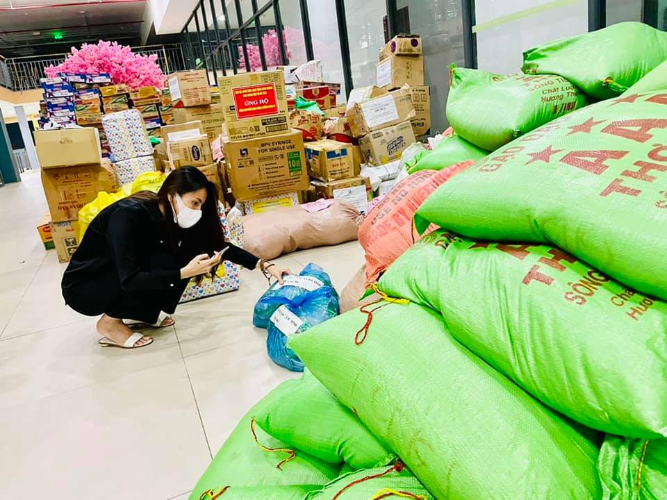 Ca sĩ Thủy Tiên đăng status tranh cãi, bị mắng nhận vơ hơn 1000 tấn lương thực hỗ trợ Sài Gòn 3 Ca sĩ Thủy Tiên đăng status tranh cãi, bị mắng nhận vơ hơn 1000 tấn lương thực hỗ trợ Sài Gòn 3