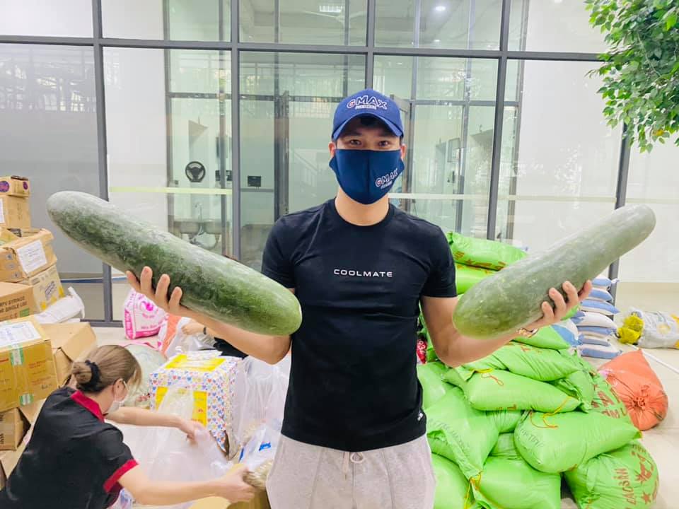 Ca sĩ Thủy Tiên đăng status tranh cãi, bị mắng nhận vơ hơn 1000 tấn lương thực hỗ trợ Sài Gòn 4 Ca sĩ Thủy Tiên đăng status tranh cãi, bị mắng nhận vơ hơn 1000 tấn lương thực hỗ trợ Sài Gòn 4