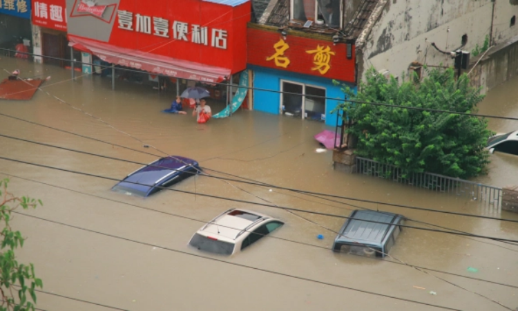 Mưa lũ lịch sử tại Trung Quốc: Em bé 4 tháng tuổi sống sót thần kỳ sau khi bị chôn vùi trong đống đổ nát gần 2 ngày - Ảnh 5 Mưa lũ lịch sử tại Trung Quốc: Em bé 4 tháng tuổi sống sót thần kỳ sau khi bị chôn vùi trong đống đổ nát gần 2 ngày - Ảnh 5