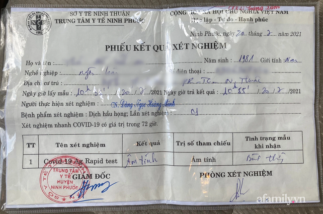 Tài xế xuất trình đủ kết quả xét nghiệm âm tính và giấy phép hoạt động nhưng vẫn bị yêu cầu quay đầu xe. Ảnh: Nhịp sống Việt Tài xế xuất trình đủ kết quả xét nghiệm âm tính và giấy phép hoạt động nhưng vẫn bị yêu cầu quay đầu xe. Ảnh: Nhịp sống Việt