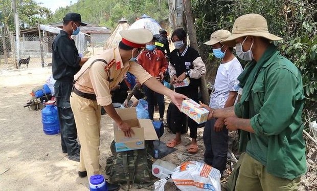 Người đàn ông đi bộ 150 km về quê nhưng không có giấy xét nghiệm, bật khóc vì nhận được 7 triệu đồng hỗ trợ - Ảnh 5 Người đàn ông đi bộ 150 km về quê nhưng không có giấy xét nghiệm, bật khóc vì nhận được 7 triệu đồng hỗ trợ - Ảnh 5