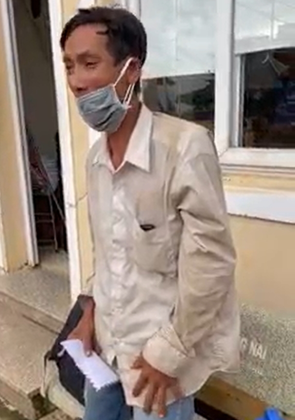 Người đàn ông đi bộ 150 km về quê nhưng không có giấy xét nghiệm, bật khóc vì nhận được 7 triệu đồng hỗ trợ - Ảnh 1 Người đàn ông đi bộ 150 km về quê nhưng không có giấy xét nghiệm, bật khóc vì nhận được 7 triệu đồng hỗ trợ - Ảnh 1