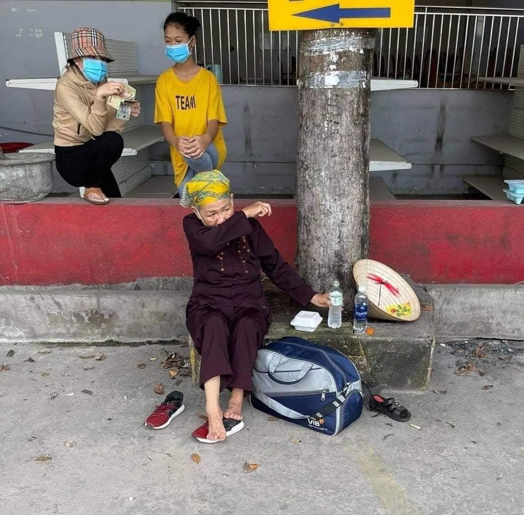 Cụ bà đi bộ hơn 1300 cây số từ TP.HCM về Nghệ An, mạnh thường quân cho tiền cũng không nhận vì chỉ muốn về nhà 3 Cụ bà đi bộ hơn 1300 cây số từ TP.HCM về Nghệ An, mạnh thường quân cho tiền cũng không nhận vì chỉ muốn về nhà 3
