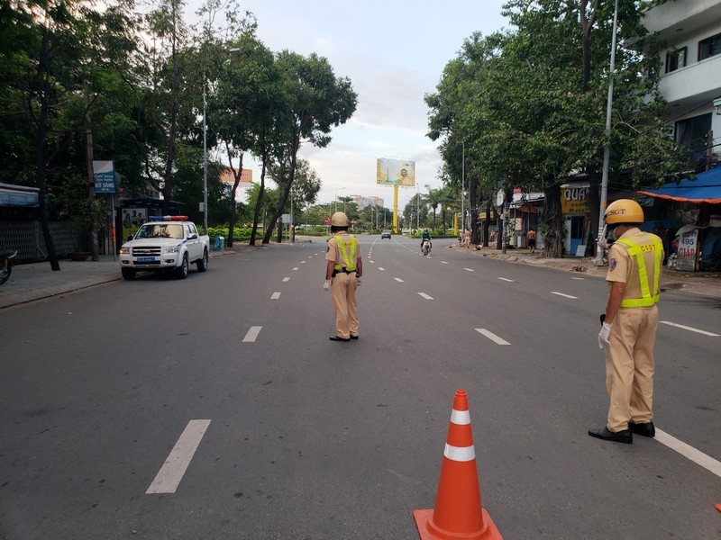 Sài Gòn không một bóng người sau 18h, ông bố vẫn bất chấp tất cả để lao ra đường mua bình oxy cứu con 5 Sài Gòn không một bóng người sau 18h, ông bố vẫn bất chấp tất cả để lao ra đường mua bình oxy cứu con 5