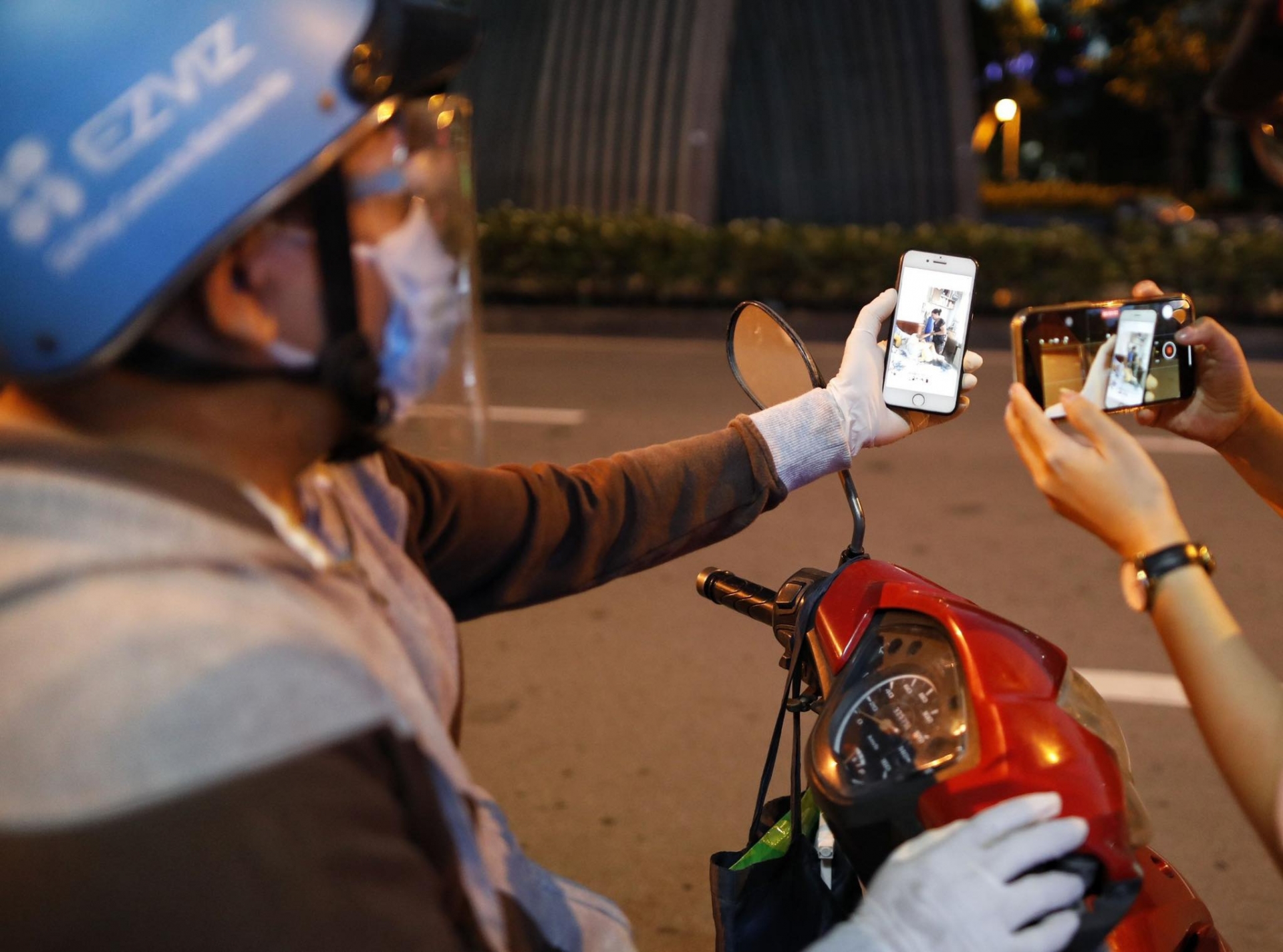 Sài Gòn không một bóng người sau 18h, ông bố vẫn bất chấp tất cả để lao ra đường mua bình oxy cứu con 4 Sài Gòn không một bóng người sau 18h, ông bố vẫn bất chấp tất cả để lao ra đường mua bình oxy cứu con 4