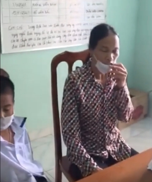 Bé trai không cha mẹ, bị bà ngoại bỏ rơi tại trụ sở UBND: 'Cháu nội thì tôi nuôi, cháu ngoại tôi không nuôi' 1 Bé trai không cha mẹ, bị bà ngoại bỏ rơi tại trụ sở UBND: 'Cháu nội thì tôi nuôi, cháu ngoại tôi không nuôi' 1