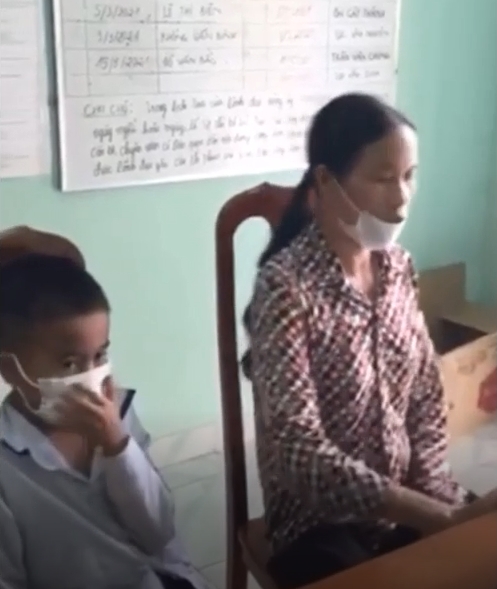 Bé trai không cha mẹ, bị bà ngoại bỏ rơi tại trụ sở UBND: 'Cháu nội thì tôi nuôi, cháu ngoại tôi không nuôi' 2 Bé trai không cha mẹ, bị bà ngoại bỏ rơi tại trụ sở UBND: 'Cháu nội thì tôi nuôi, cháu ngoại tôi không nuôi' 2