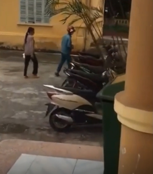 Bé trai không cha mẹ, bị bà ngoại bỏ rơi tại trụ sở UBND: 'Cháu nội thì tôi nuôi, cháu ngoại tôi không nuôi' 3 Bé trai không cha mẹ, bị bà ngoại bỏ rơi tại trụ sở UBND: 'Cháu nội thì tôi nuôi, cháu ngoại tôi không nuôi' 3