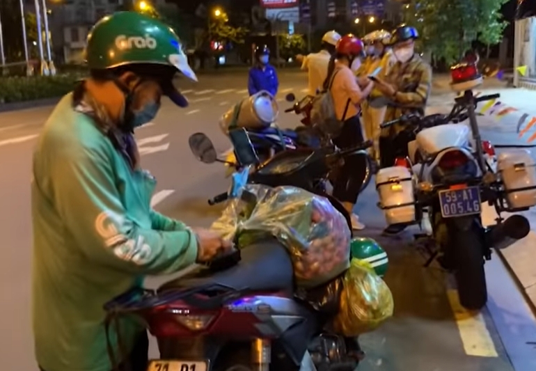 Chú shipper vi phạm quy định ra ngoài sau 18h: Chiến sĩ CSGT có hành động ấm lòng trước hoàn cảnh đáng thương 2 Chú shipper vi phạm quy định ra ngoài sau 18h: Chiến sĩ CSGT có hành động ấm lòng trước hoàn cảnh đáng thương 2