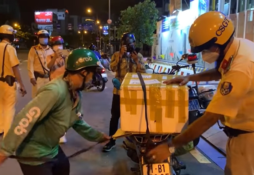 Chú shipper vi phạm quy định ra ngoài sau 18h: Chiến sĩ CSGT có hành động ấm lòng trước hoàn cảnh đáng thương 5 Chú shipper vi phạm quy định ra ngoài sau 18h: Chiến sĩ CSGT có hành động ấm lòng trước hoàn cảnh đáng thương 5