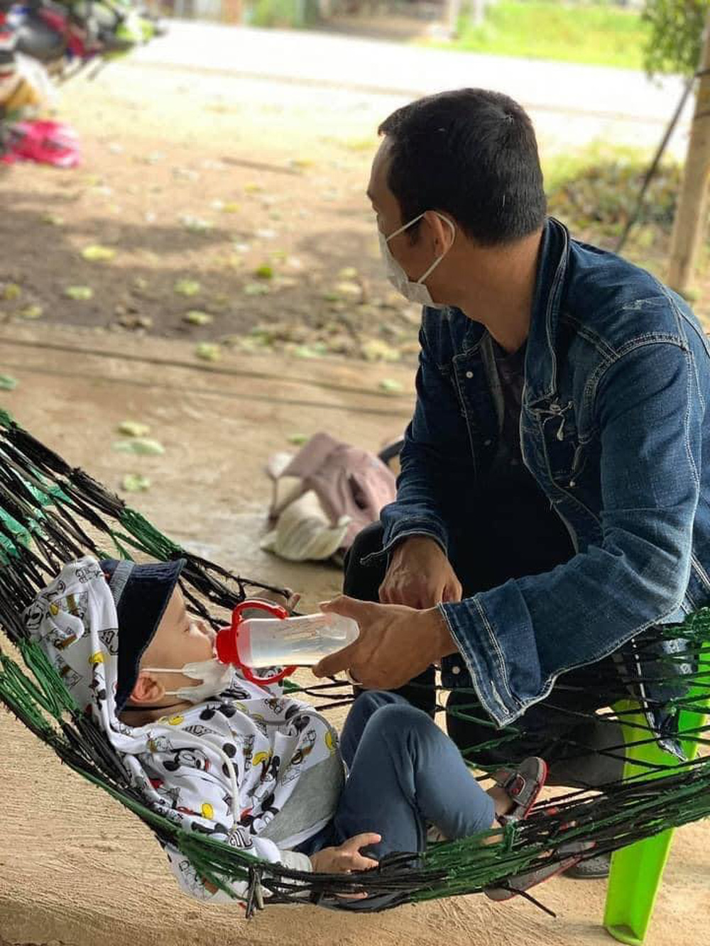 'Gà trống' địu con, một tay cầm lái một tay ôm bé vượt 1.300 km về quê: 'Đứa bé thiếu hơi mẹ nên cứ khóc ngặt suốt' 3 'Gà trống' địu con, một tay cầm lái một tay ôm bé vượt 1.300 km về quê: 'Đứa bé thiếu hơi mẹ nên cứ khóc ngặt suốt' 3