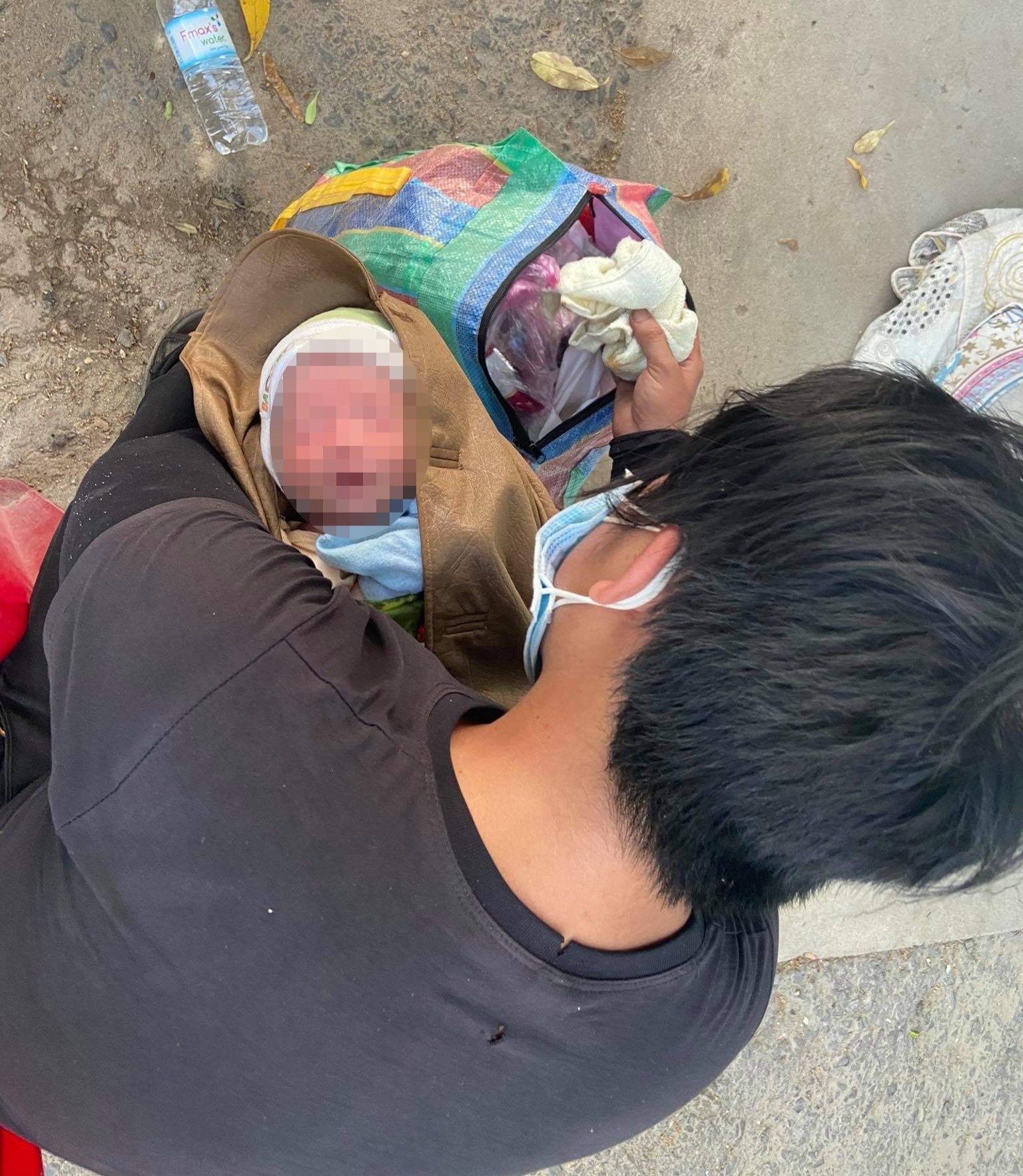 Bé 10 ngày tuổi cùng bố mẹ vượt 1.500 km về quê tránh dịch: Hành trình ngắn lại nhờ hai chữ 'đồng bào' 3 Bé 10 ngày tuổi cùng bố mẹ vượt 1.500 km về quê tránh dịch: Hành trình ngắn lại nhờ hai chữ 'đồng bào' 3