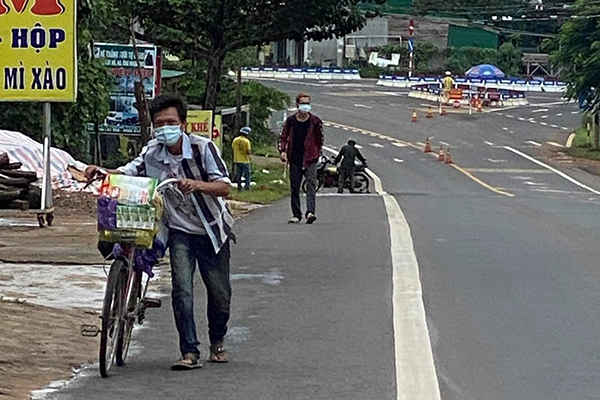 Đội nắng đi bộ hơn 400 km hồi hương vì bị kẻ gian lấy chiếc xe máy, 2 anh em nhận cái kết đẹp 2 Đội nắng đi bộ hơn 400 km hồi hương vì bị kẻ gian lấy chiếc xe máy, 2 anh em nhận cái kết đẹp 2