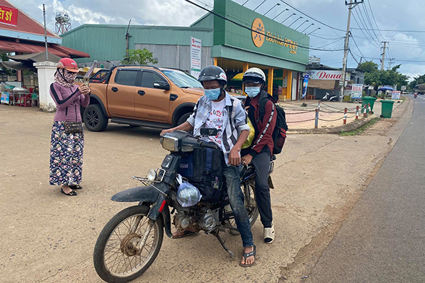 Đội nắng đi bộ hơn 400 km hồi hương vì bị kẻ gian lấy chiếc xe máy, 2 anh em nhận cái kết đẹp 4 Đội nắng đi bộ hơn 400 km hồi hương vì bị kẻ gian lấy chiếc xe máy, 2 anh em nhận cái kết đẹp 4