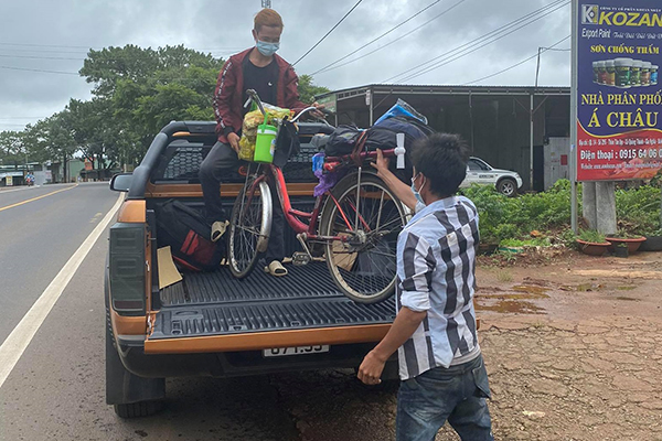 Đội nắng đi bộ hơn 400 km hồi hương vì bị kẻ gian lấy chiếc xe máy, 2 anh em nhận cái kết đẹp 3 Đội nắng đi bộ hơn 400 km hồi hương vì bị kẻ gian lấy chiếc xe máy, 2 anh em nhận cái kết đẹp 3