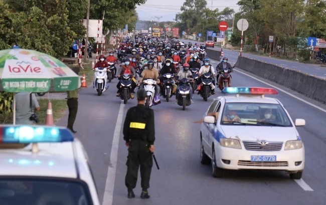 Đội nắng đi bộ hơn 400 km hồi hương vì bị kẻ gian lấy chiếc xe máy, 2 anh em nhận cái kết đẹp 1 Đội nắng đi bộ hơn 400 km hồi hương vì bị kẻ gian lấy chiếc xe máy, 2 anh em nhận cái kết đẹp 1