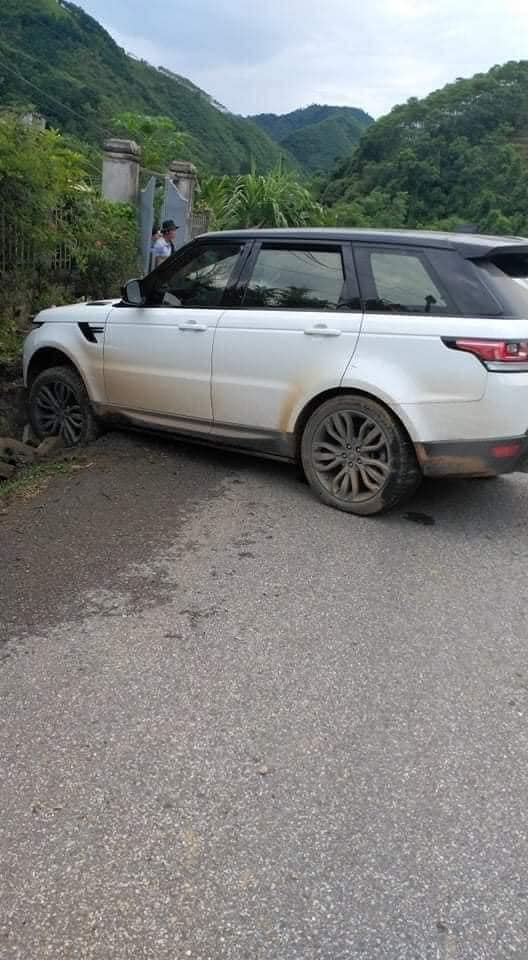 'Giang hồ mạng' Huấn Hoa Hồng lái Range Rover gặp sự cố, nguồn gốc của chiếc xe khiến dân mạng tranh cãi - Ảnh 2 'Giang hồ mạng' Huấn Hoa Hồng lái Range Rover gặp sự cố, nguồn gốc của chiếc xe khiến dân mạng tranh cãi - Ảnh 2