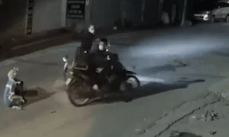 Nữ công nhân bị kẻ gian trấn lột xe máy: Công an quận Nam Từ Liêm đã bắt được 2 nghi phạm 2