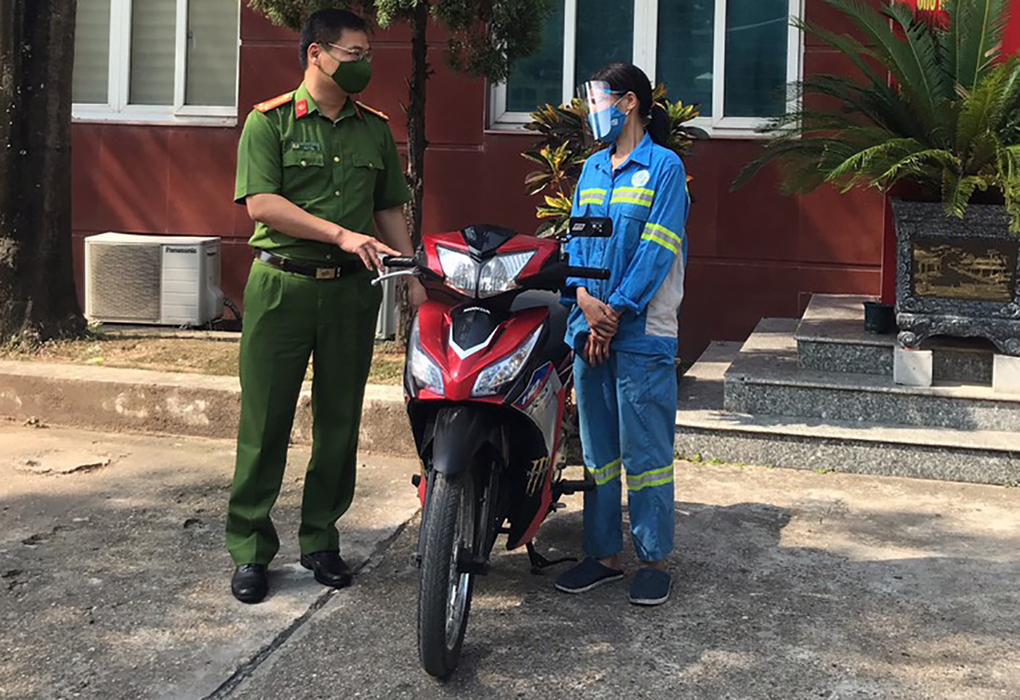 Nữ công nhân bị kẻ gian trấn lột xe máy: Công an quận Nam Từ Liêm đã bắt được 2 nghi phạm 4